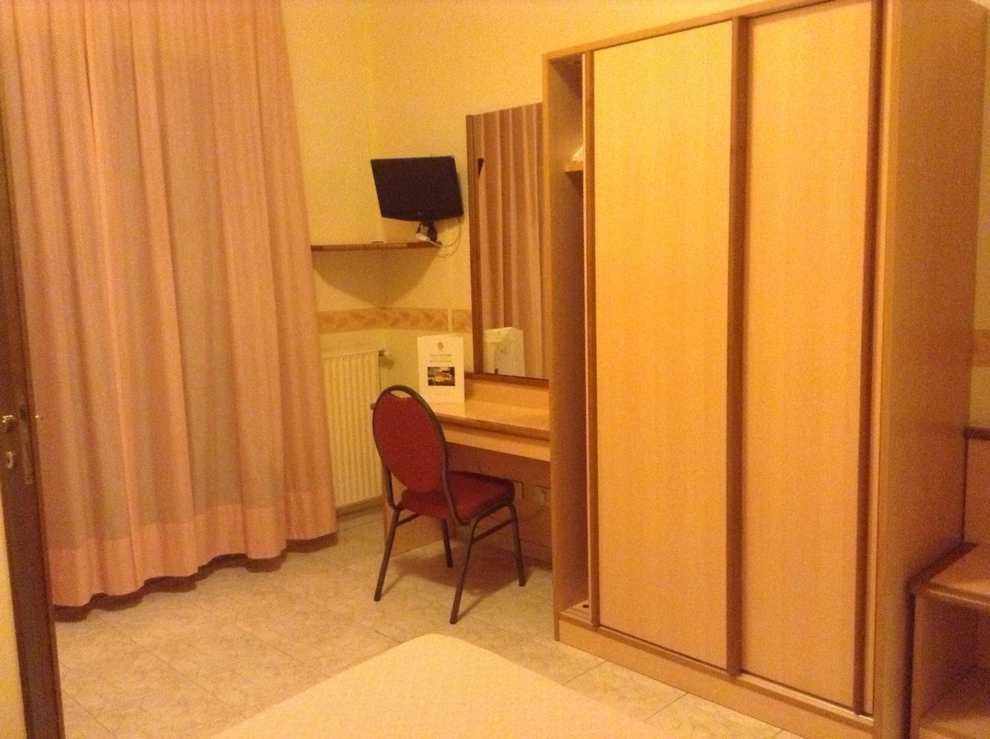 Hotel Artemis 3*